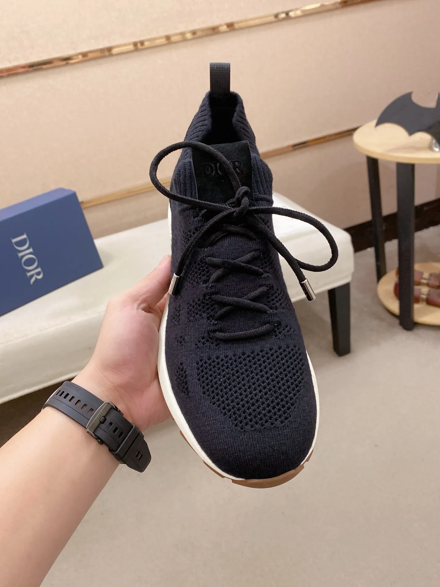 Factory price: 420💰Dior's latest men's fashion sneakers. This item draws inspiration from retro jogging shoes. Featuring a thick, low-top design, it features a mesh fabric upper and an ultra-light rubber foam sole. The side is decorated with an embossed "Di~r" logo. Code number: 39-44 (order 38, 45, 46)
